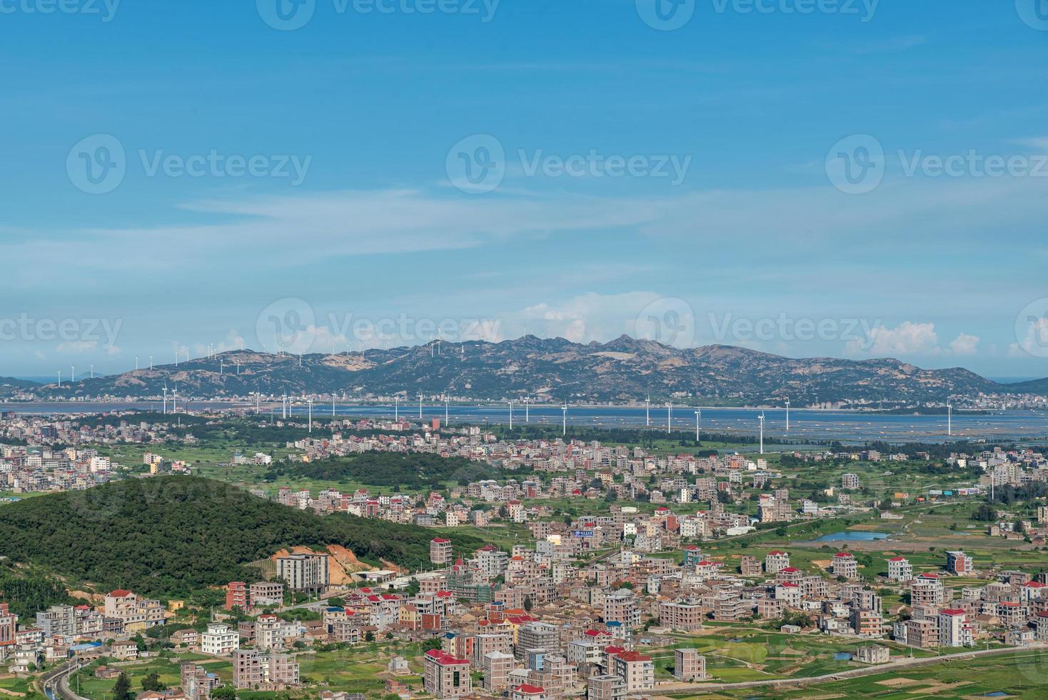 a montanha tem vista para as vilas e cidades ricas foto