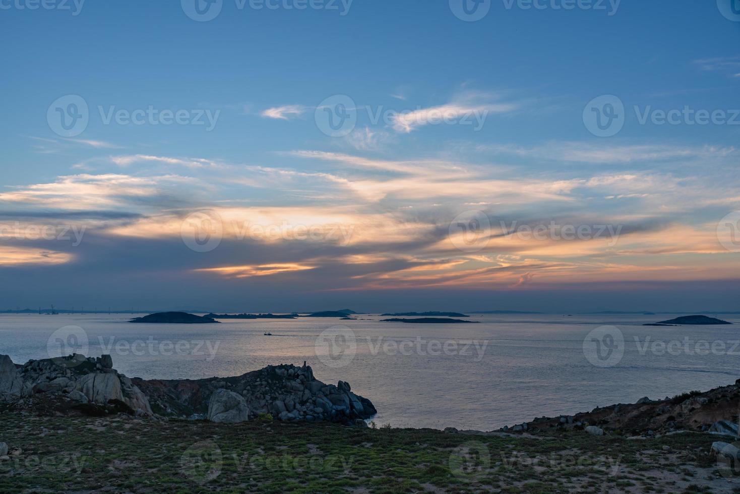 o início da manhã da ilha de acampamento, pedras e sol formam um belo cenário foto