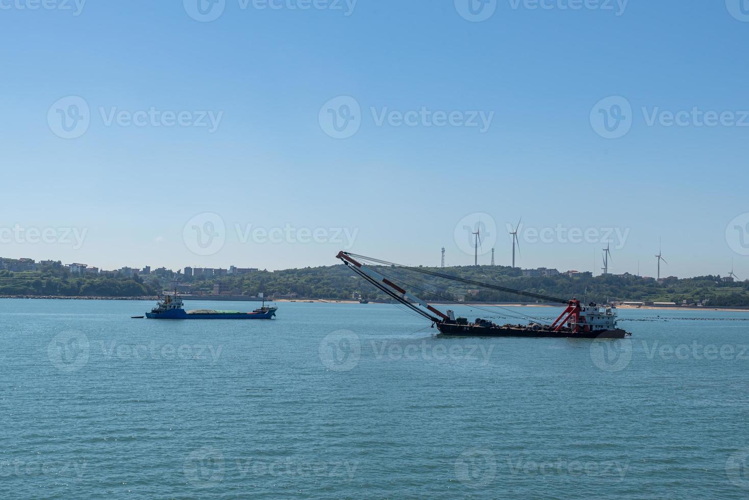 o oceano sob o céu azul, o navio na doca ou o mar foto