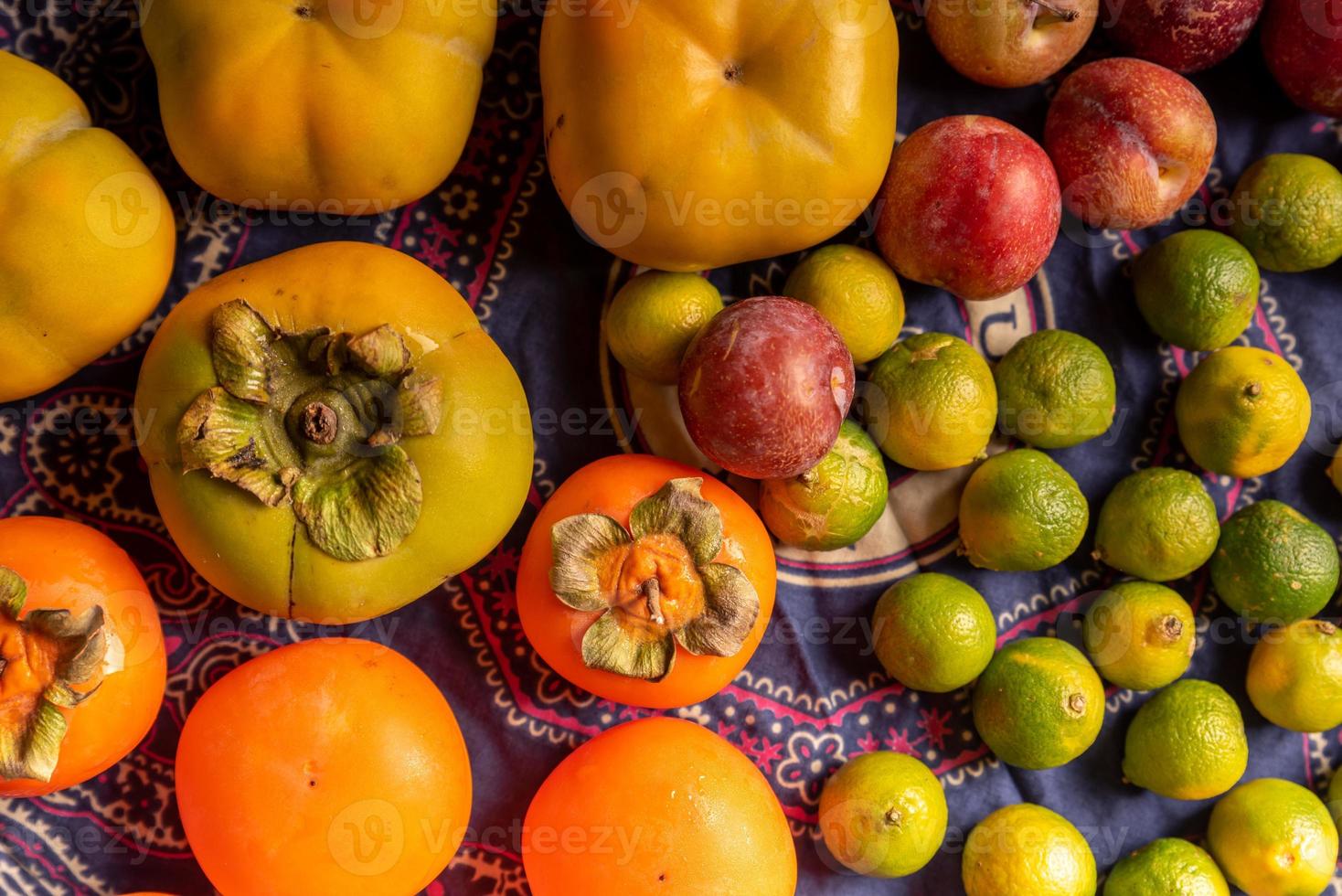 muitas cores e variedades de frutas estão na mesa de grãos de madeira foto