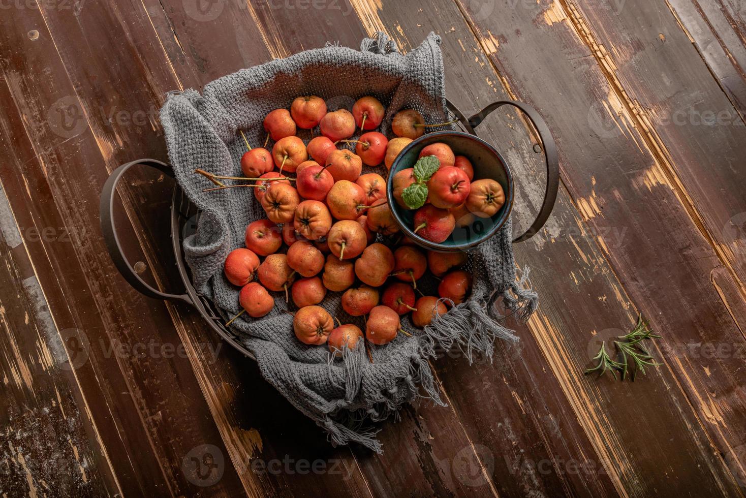 o espinheiro cru no prato está na mesa de madeira foto