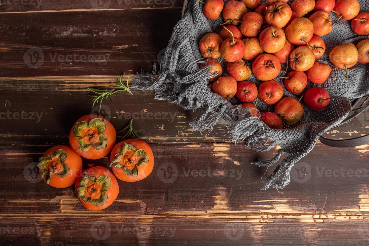 caqui e espinheiro estão na mesa de madeira foto