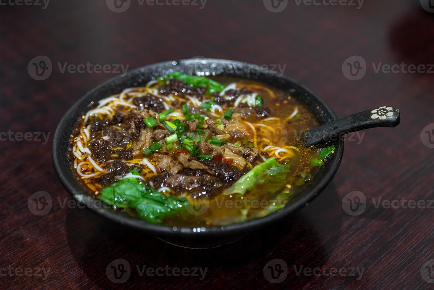 lanches tradicionais chineses, macarrão chongqing foto