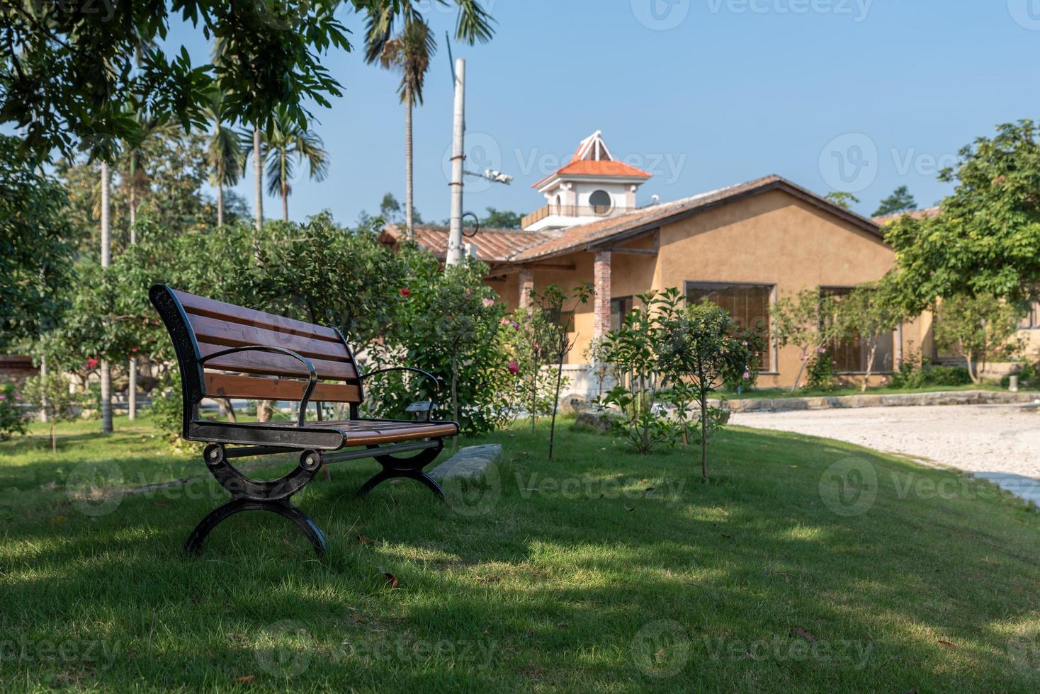 a cadeira ou balanço para as pessoas descansarem no gramado de um parque foto