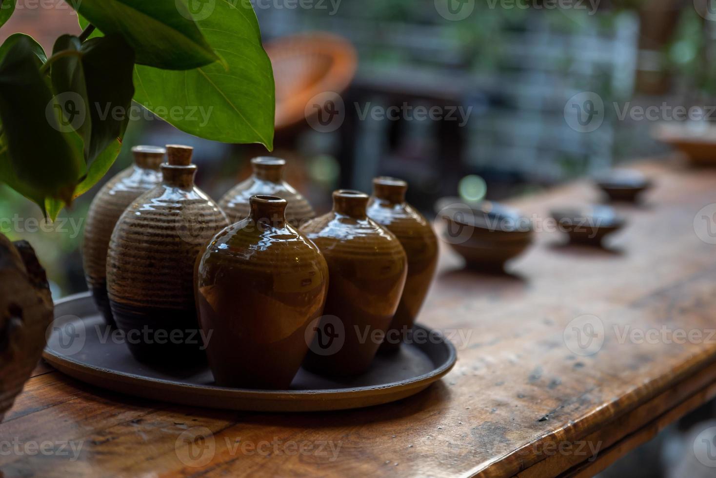 utensílios e tigelas para cerâmica de vinho chinês foto