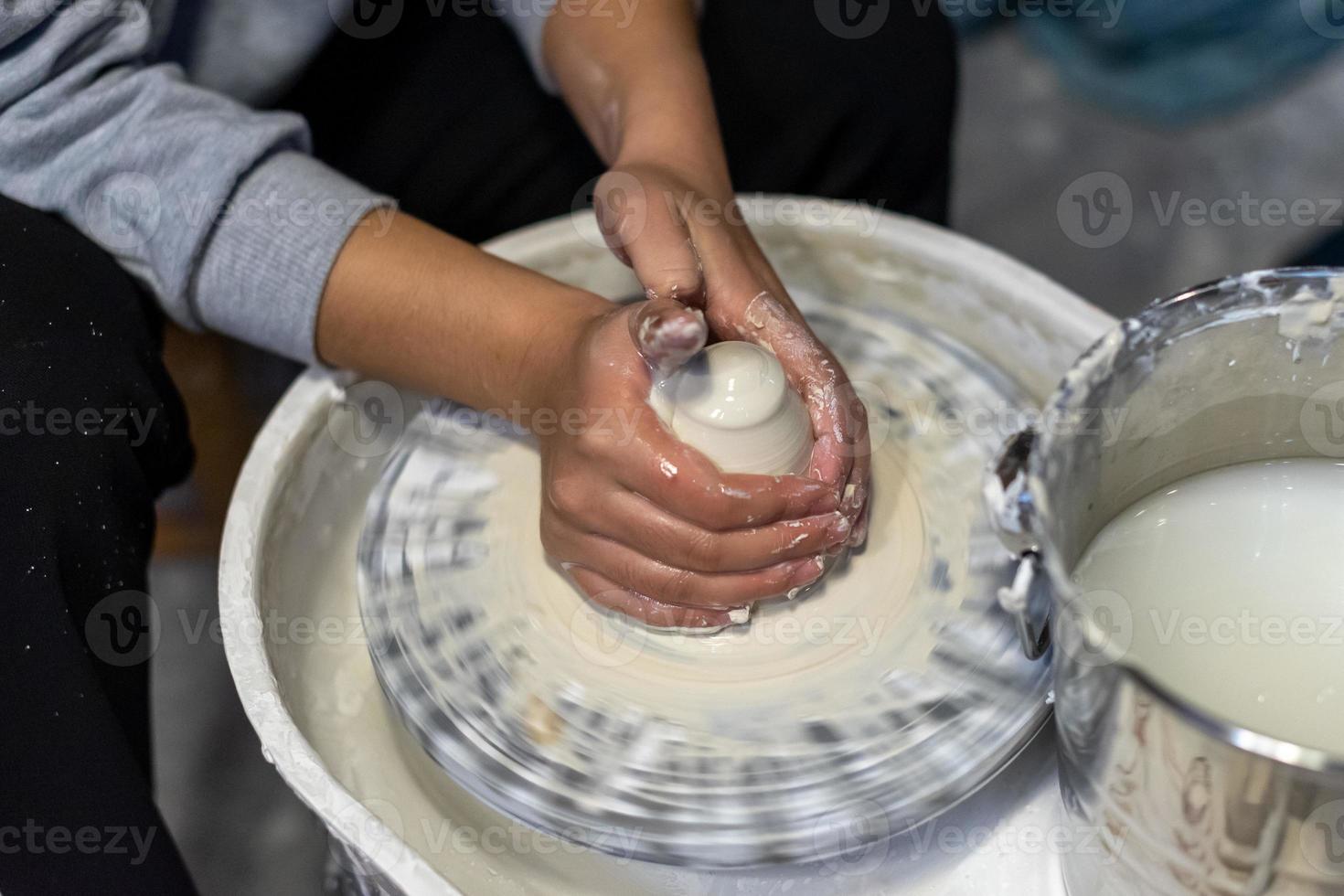 o processo de fabricação de cerâmica em uma oficina de cerâmica foto