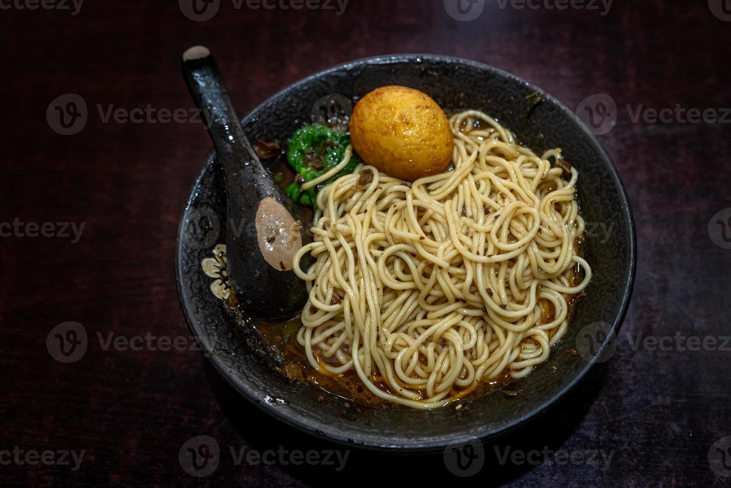 lanches tradicionais chineses, macarrão chongqing foto