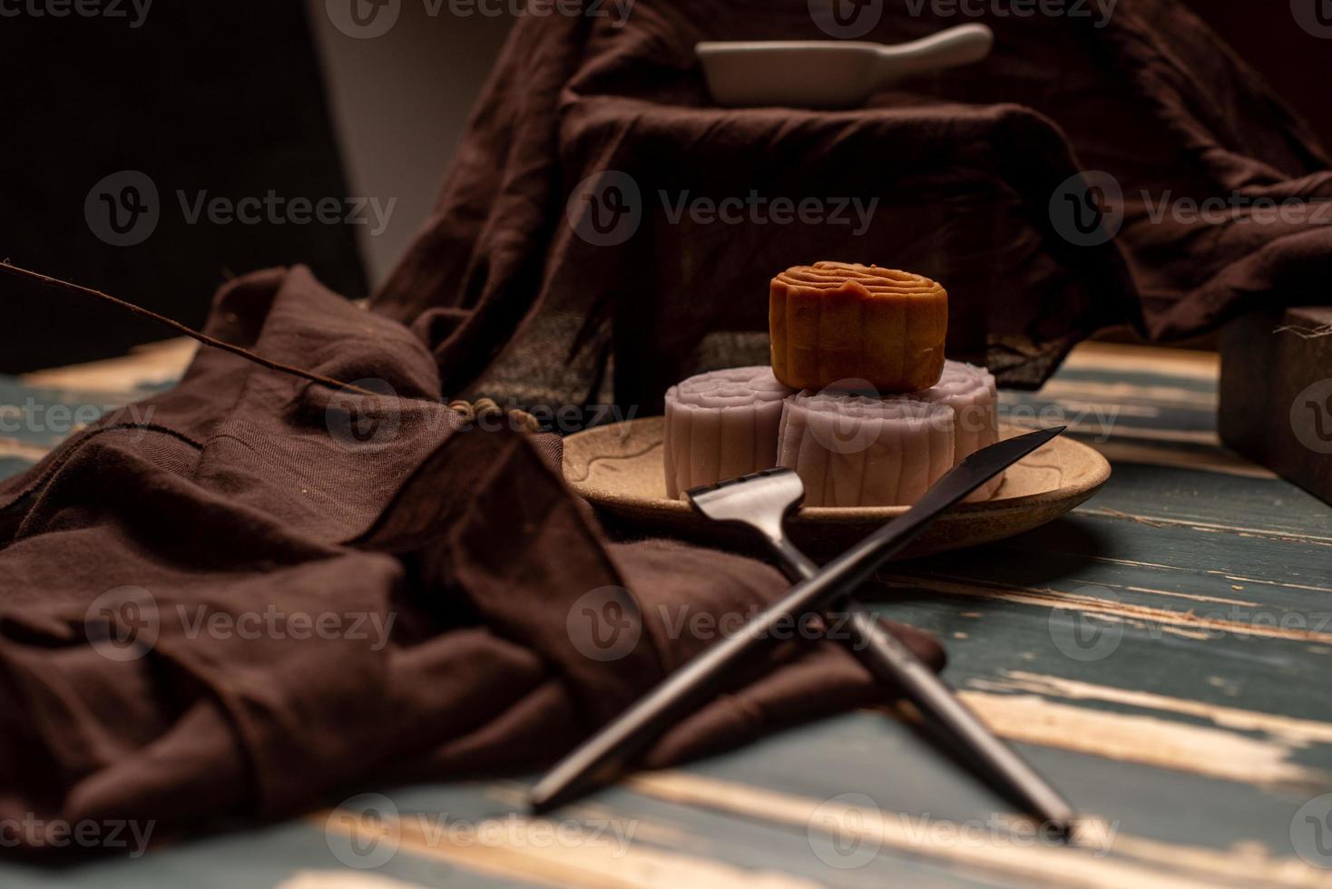 bolos chineses estão no pano cinza da mesa de madeira foto