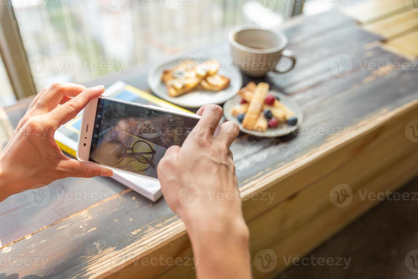 um homem está tirando fotos com um celular na mão