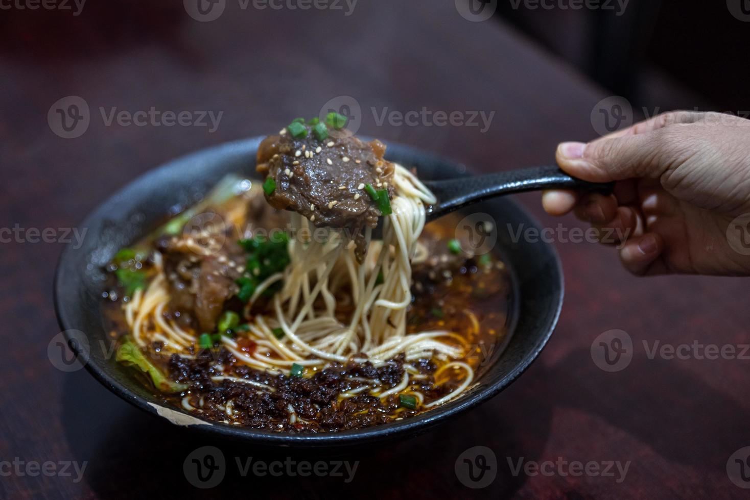 pegue comida chinesa com pauzinhos foto