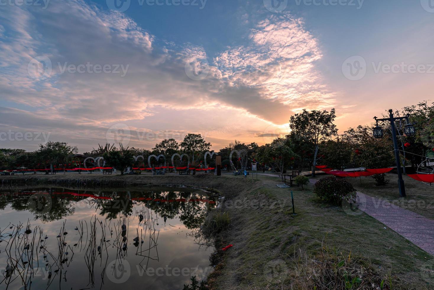 o lago no outono reflete a paisagem em ambos os lados foto