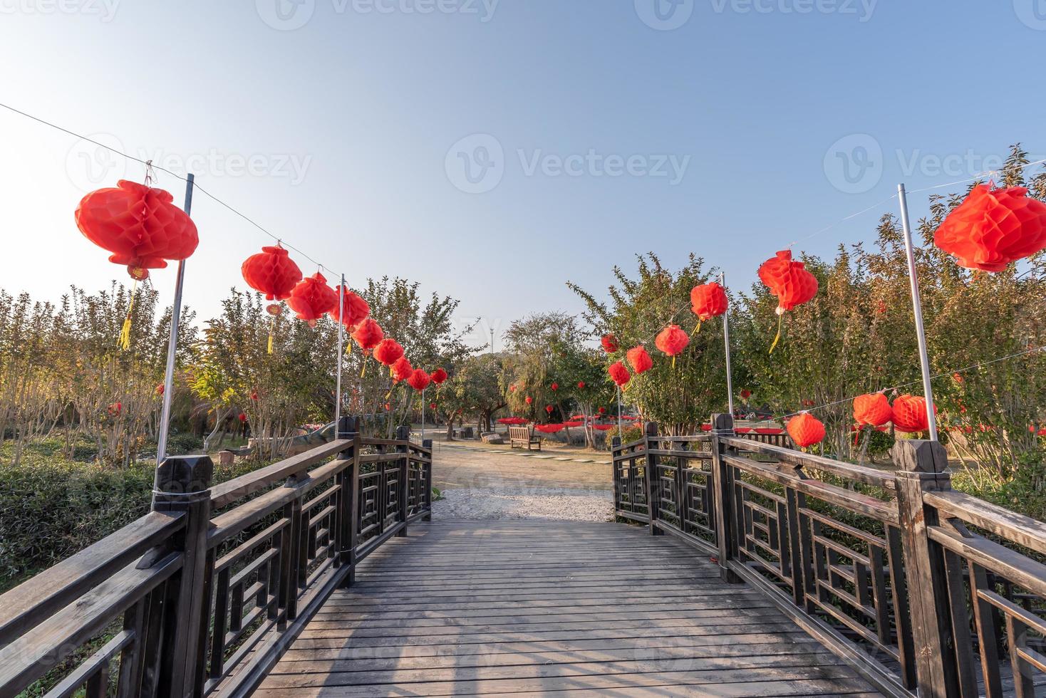 ao anoitecer, a estrada para pedestres no parque é decorada com muitas lanternas foto