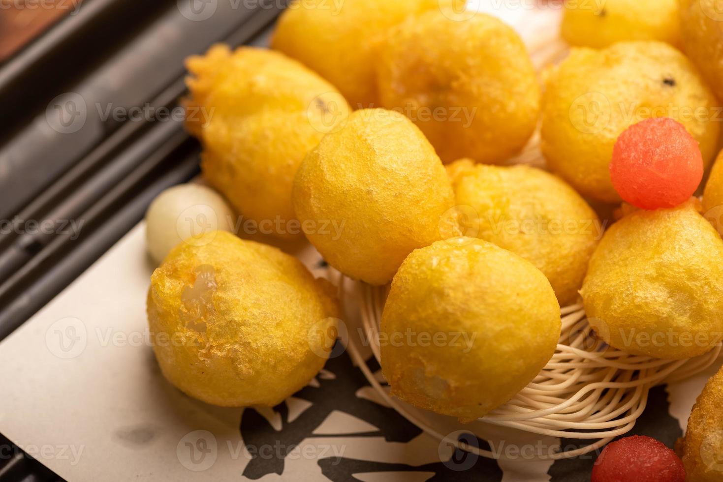 pratos de banquete chinês tradicional, bolinhos de arroz glutinosos fritos foto