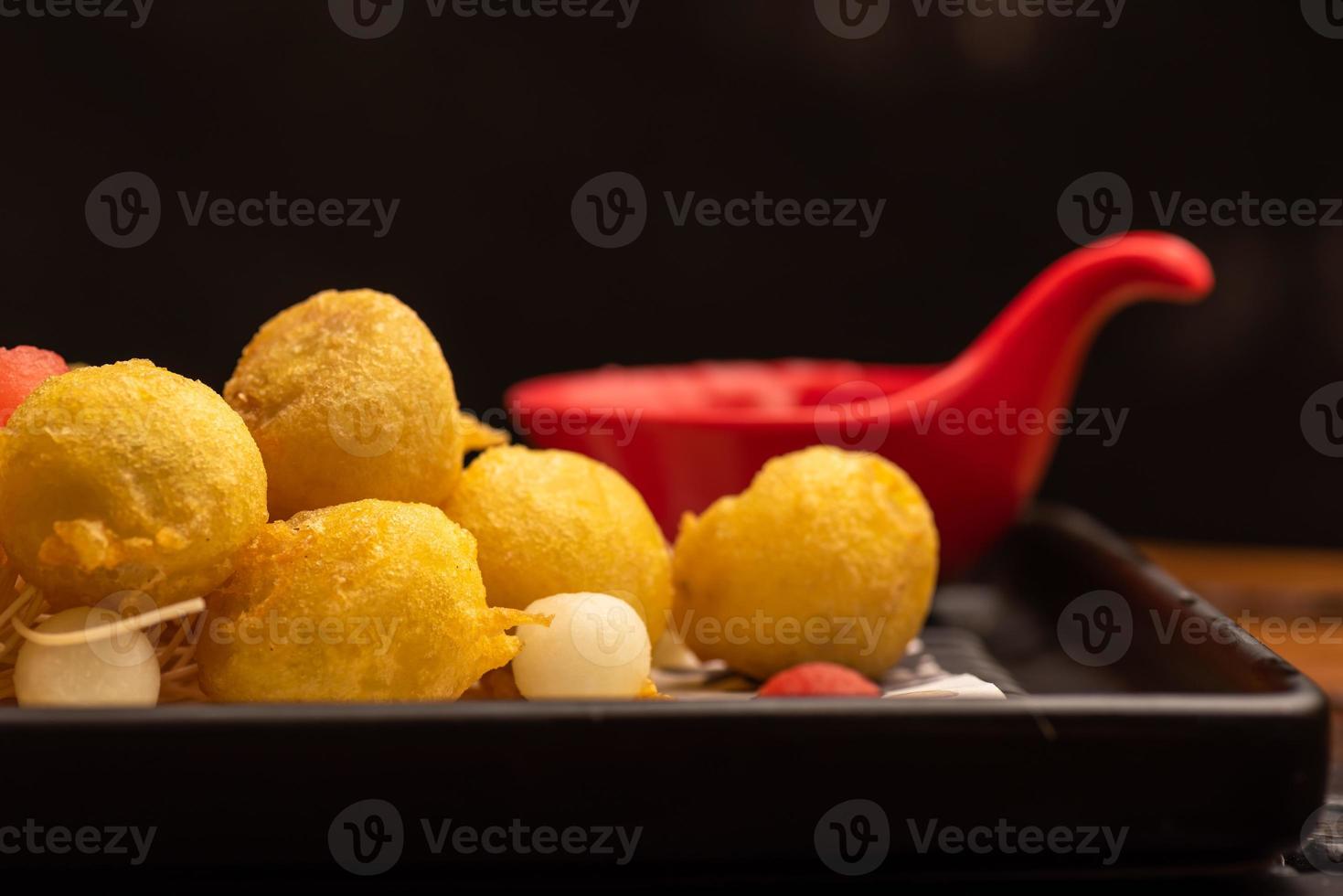 pratos de banquete chinês tradicional, bolinhos de arroz glutinosos fritos foto