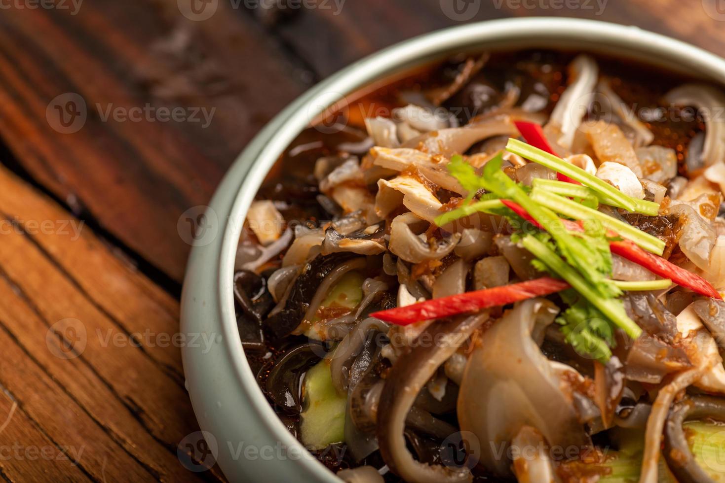 pratos de banquete chinês tradicional, macarrão frio foto