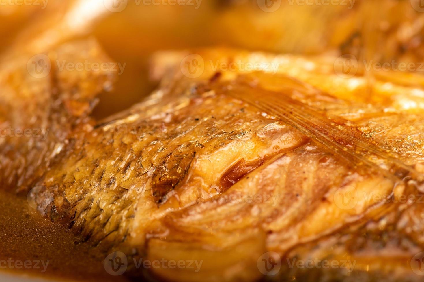 pratos de banquete chinês tradicional, peixe do mar cozido com molho amarelo foto