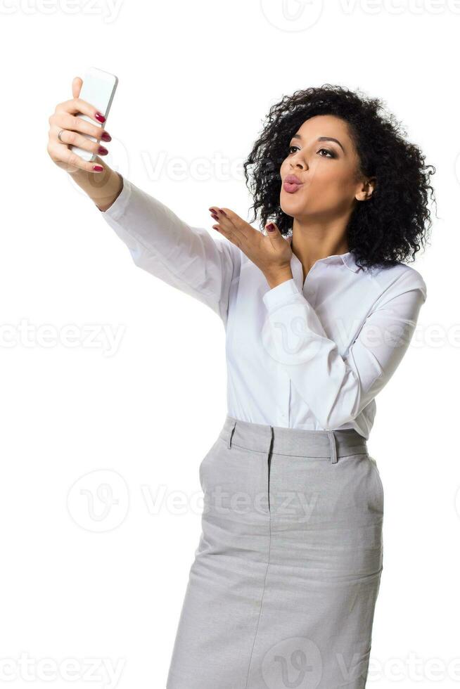 lindo morena mulher dentro clássico branco camisa e saia faço selfie em a telefone. foto