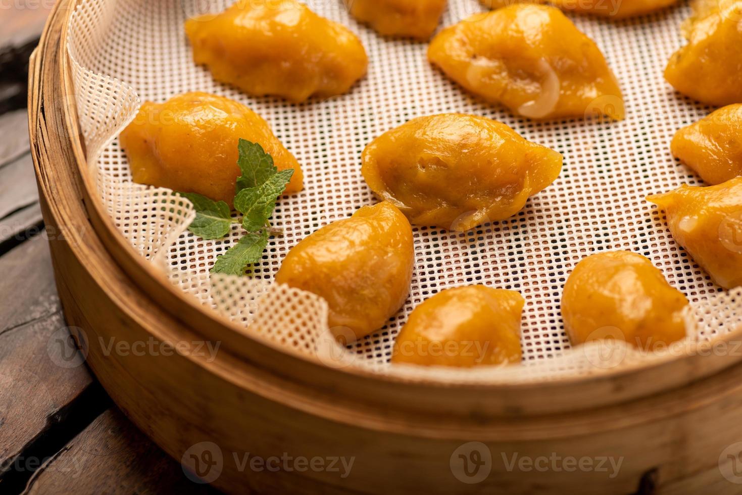 pratos de banquete chinês tradicional, bolinhos de massa cozidos no vapor com casca de milho foto
