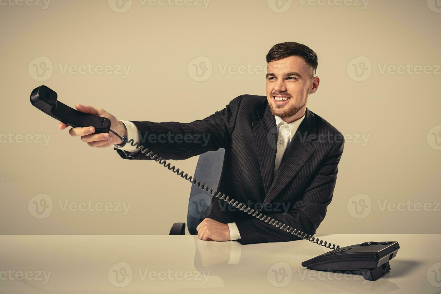 retrato do atraente homem de negocios segurando Telefone dentro dele mão foto