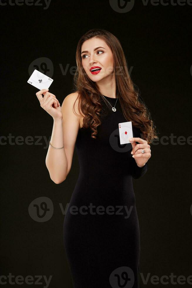 atraente jovem mulher segurando a ganhando combinação do pôquer cartões foto