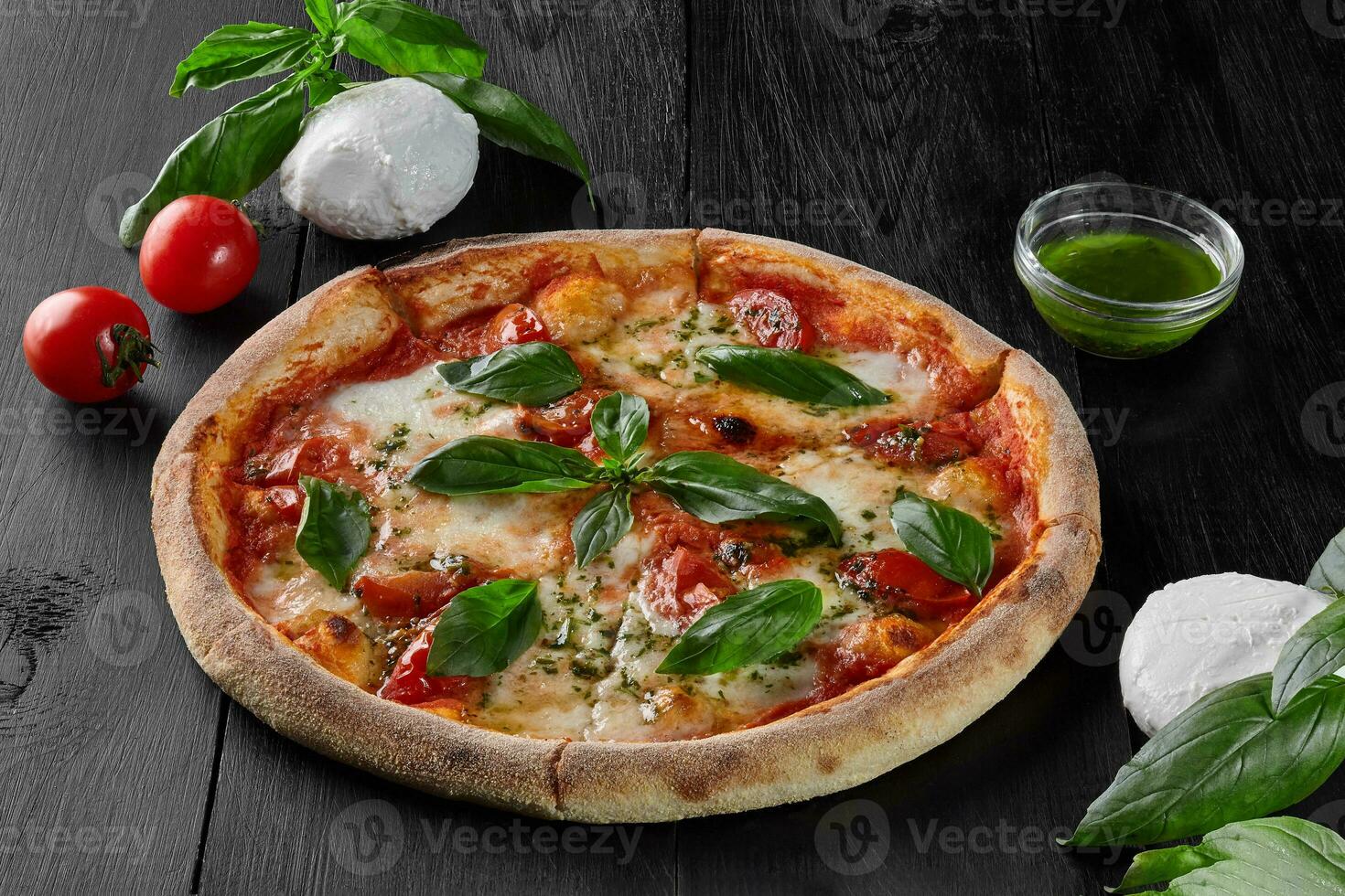 tradicional italiano pizza margherita com tomates, mussarela, manjericão foto
