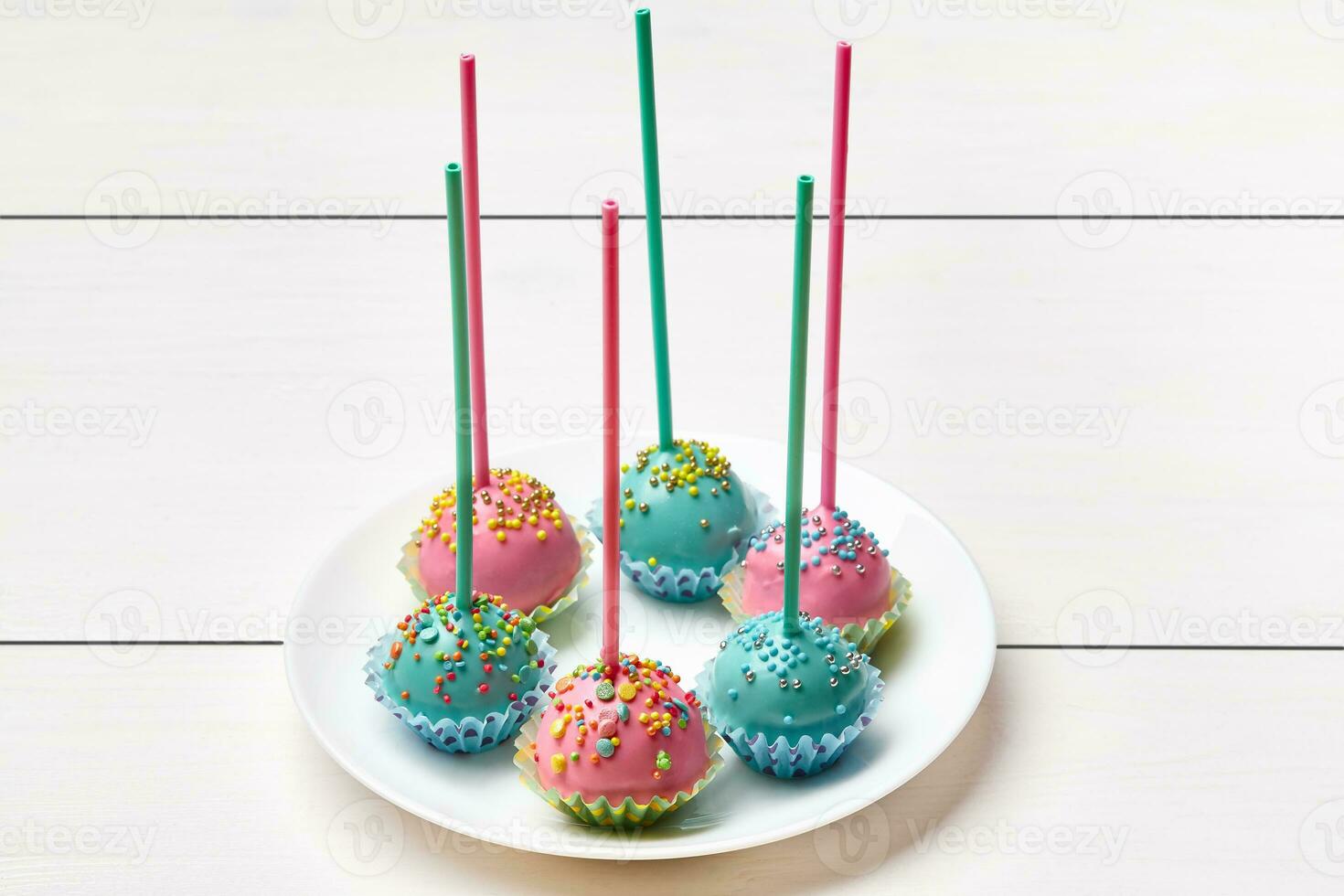 bolo pops dentro Rosa e azul Esmalte com colorida granulados foto
