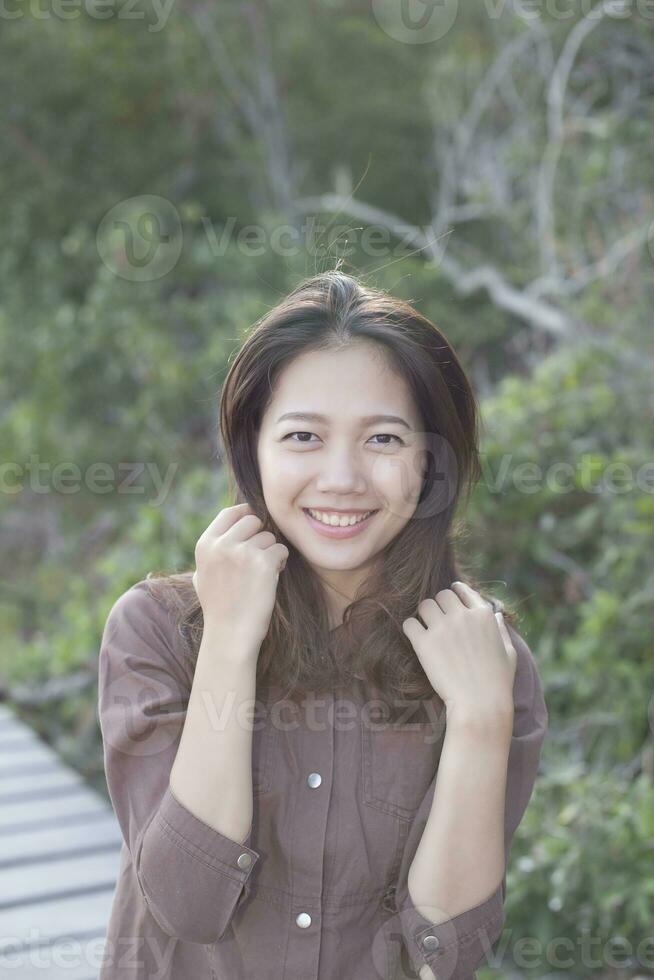 retrato do ásia mais jovem mulher cheio de dentes sorridente face foto