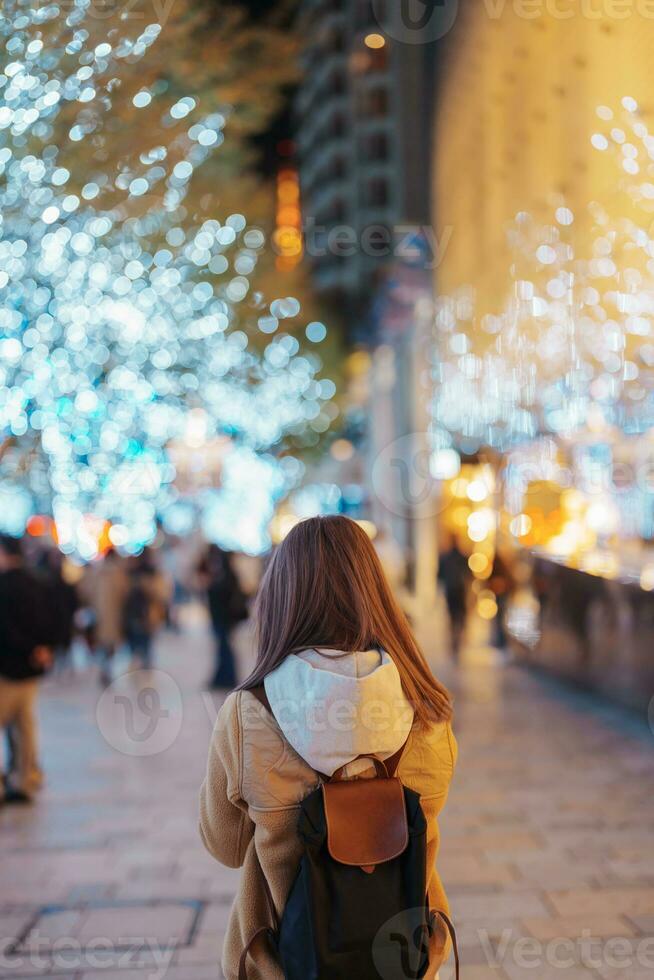 viajante com saco visitando Roppongi colinas Natal iluminação durante inverno temporada, feliz turista mulher carrinhos em uma Natal mercado dentro Tóquio, Japão. viagem, feriado e celebrações conceito foto
