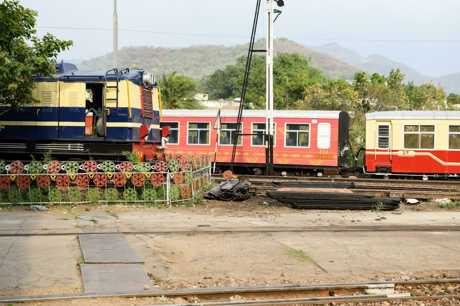 kalka, haryana, Índia pode 14 2023 - Visão do kalka estrada de ferro estação a partir de Onde brinquedo trem corre a partir de kalka Shimla rota durante dia, brinquedo trem estação plataforma, indiano estrada de ferro junção, pesado indústria foto