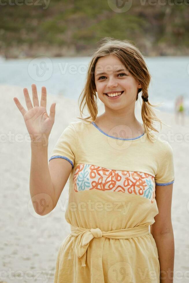 ai gerado uma mulher ondas às a Câmera enquanto em pé em a de praia foto