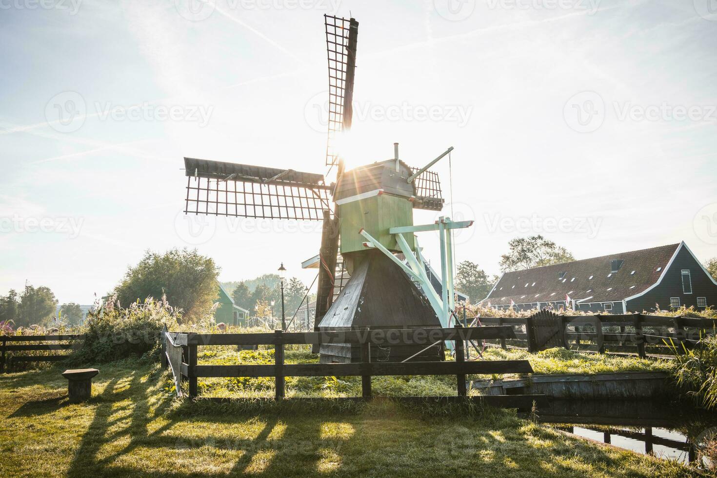 popular turista local Zaanse Schans é perto amsterdam dentro a oeste do a Holanda. histórico, realista moinhos de vento durante nascer do sol. Holanda ponto de referência foto