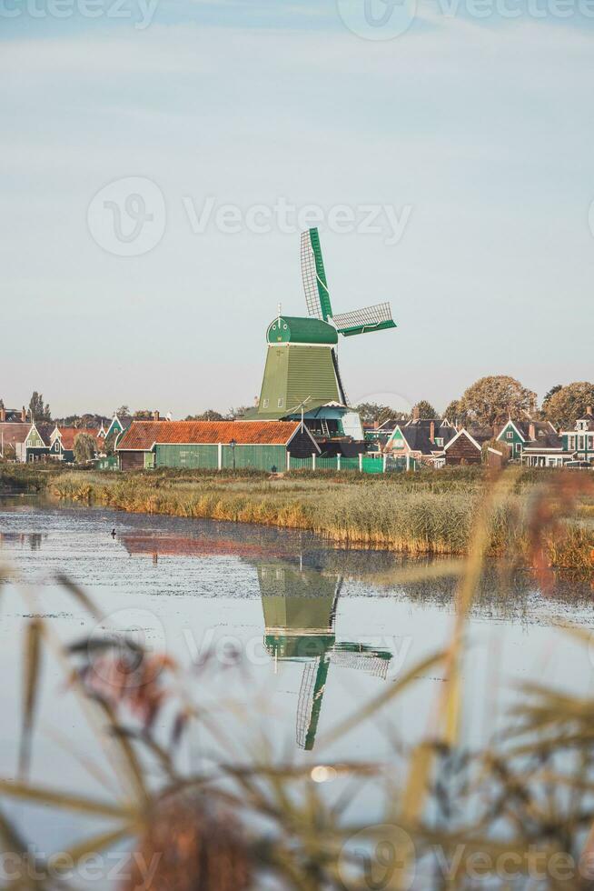 popular turista local Zaanse Schans é perto amsterdam dentro a oeste do a Holanda. histórico, realista moinhos de vento durante nascer do sol. Holanda ponto de referência foto