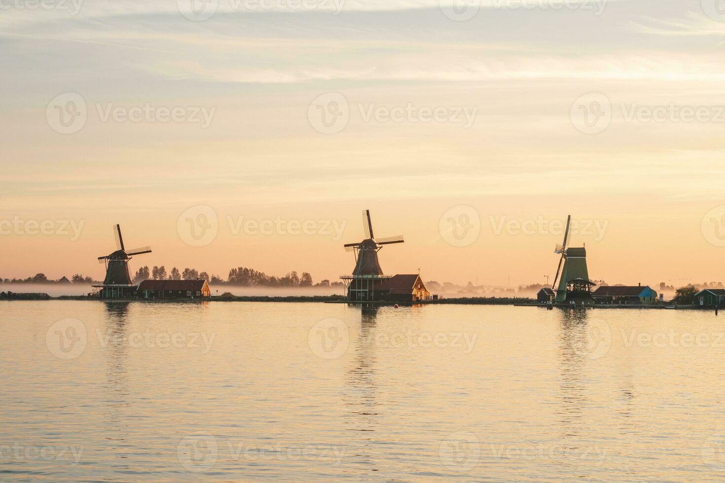 popular turista local Zaanse Schans é perto amsterdam dentro a oeste do a Holanda. histórico, realista moinhos de vento durante nascer do sol. Holanda ponto de referência foto