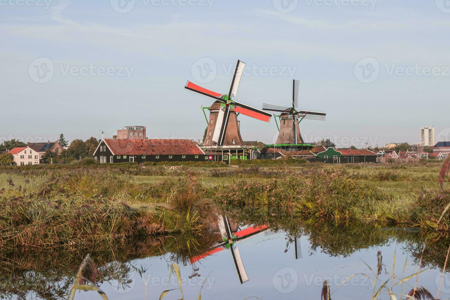 popular turista local Zaanse Schans é perto amsterdam dentro a oeste do a Holanda. histórico, realista moinhos de vento durante nascer do sol. Holanda ponto de referência foto