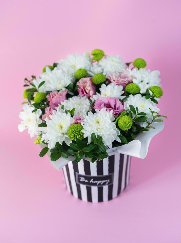 lindo concurso ramalhete do branco e rosa flores dentro caixa em Rosa fundo. seletivo foco. foto