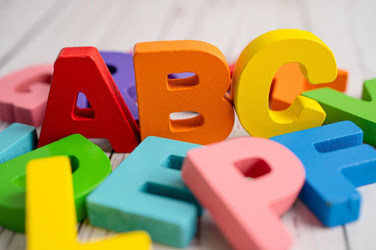 alfabeto inglês colorido de madeira para educação, escola, aprendizagem foto