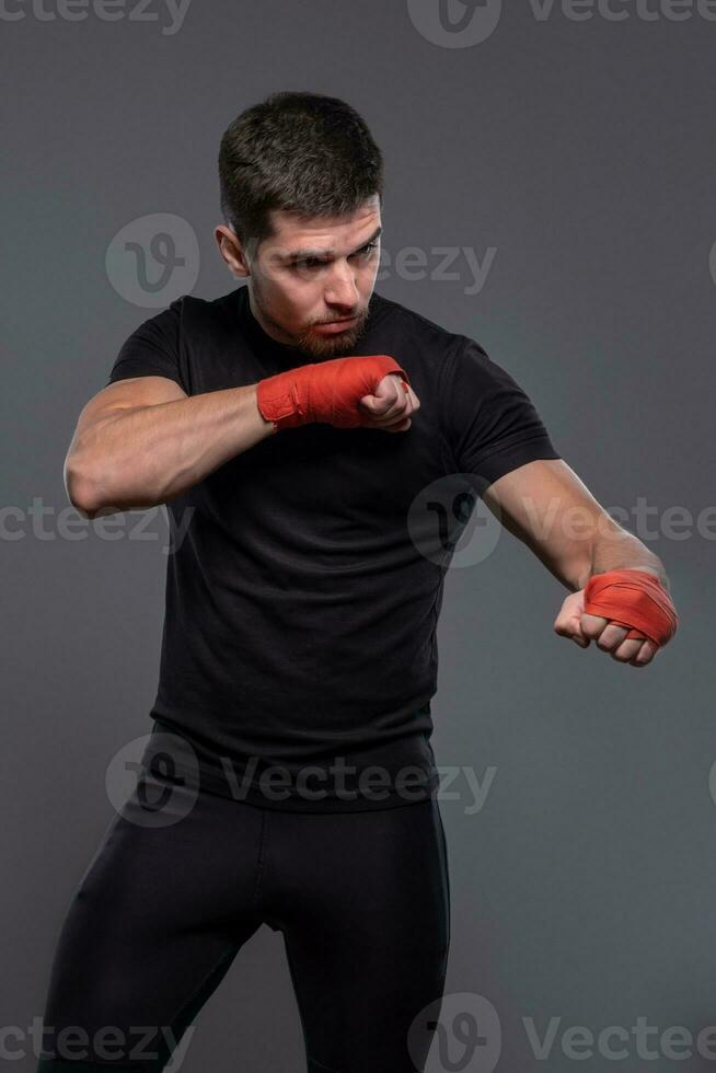 desportista com boxe ataduras em mãos trabalhando Fora defensiva técnicas foto