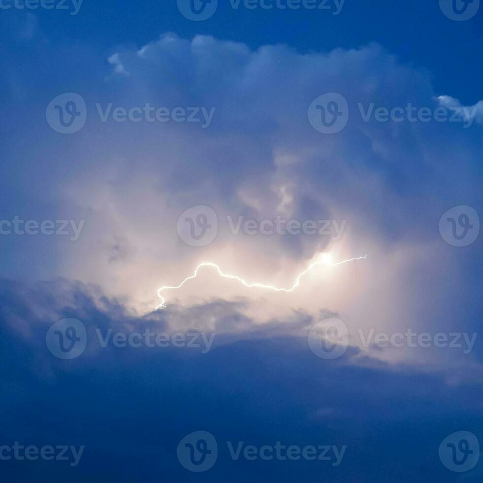 relâmpagos dentro tempestade nuvens. repiques do uma trovão e a espumante foto