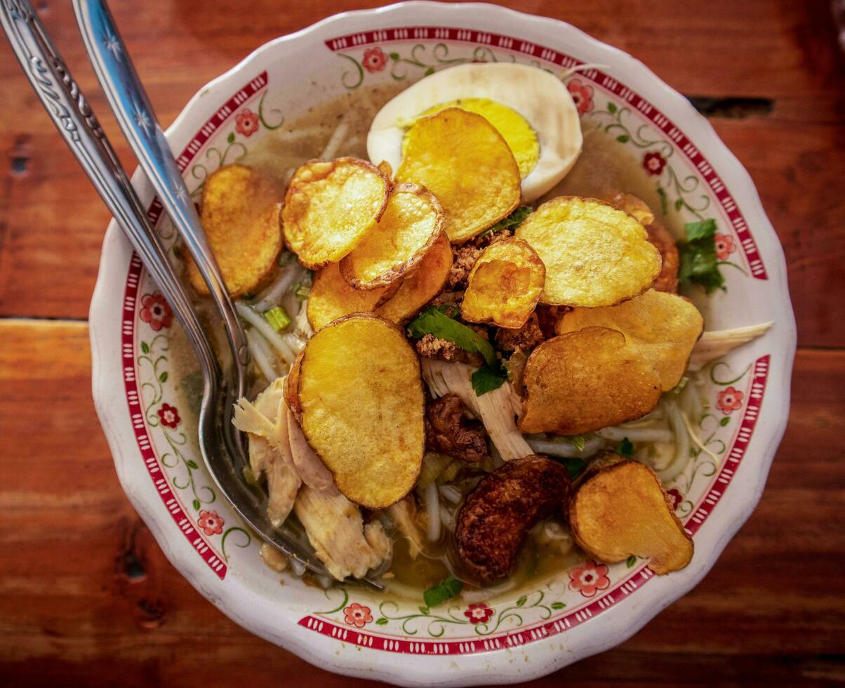 indonésio frango sopa ou soto ayam é uma tradicional indonésio Comida com uma amarelado molho. foto