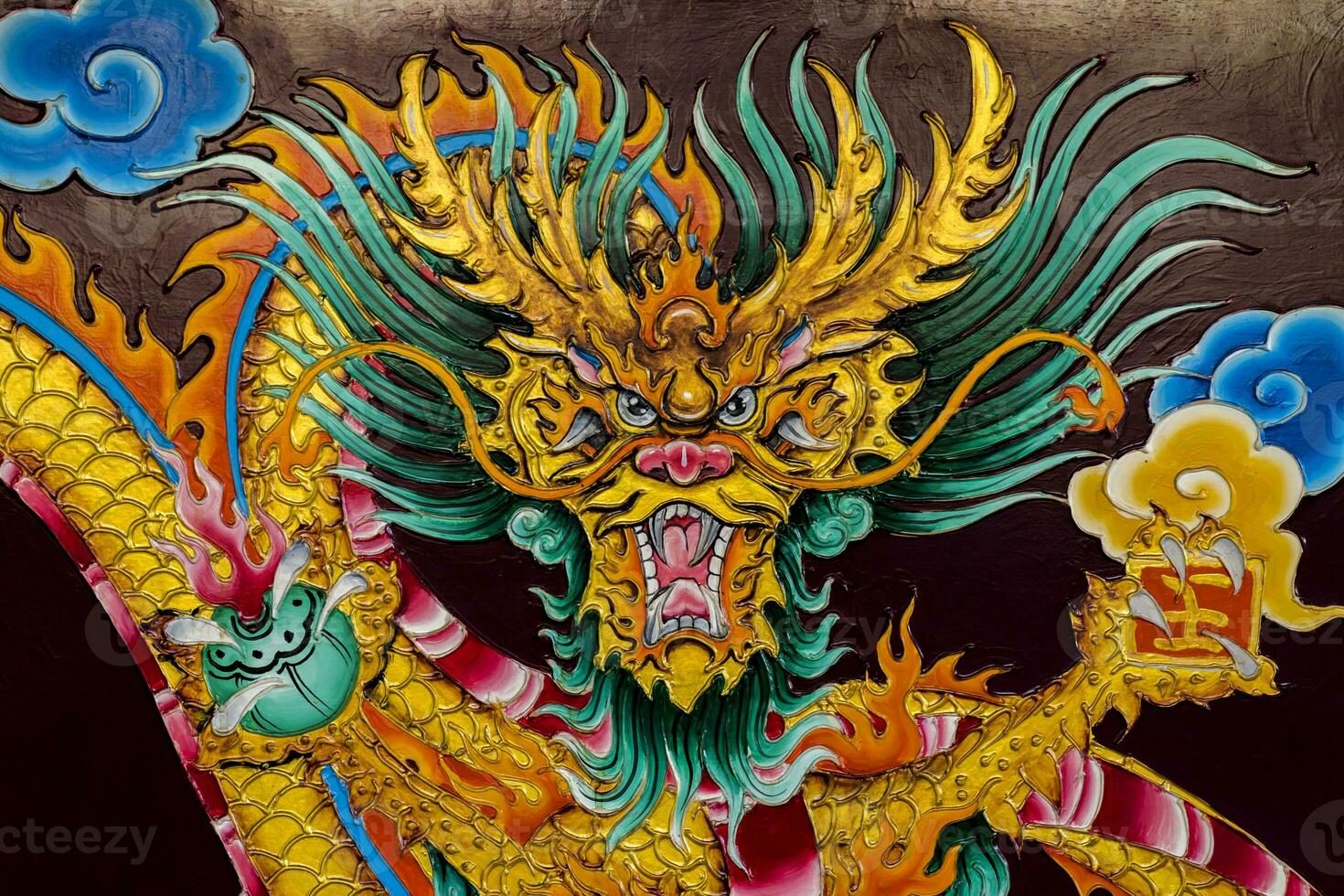 Dragão pintura sobre a religioso crenças do a chinês santuário. foto