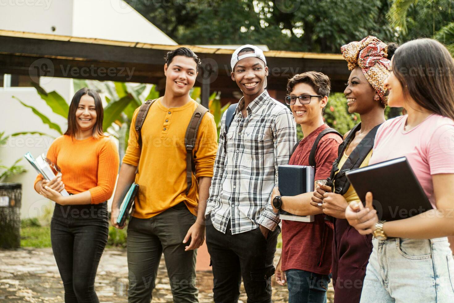 grupo do internacional alunos tendo Diversão depois de estudo. foto