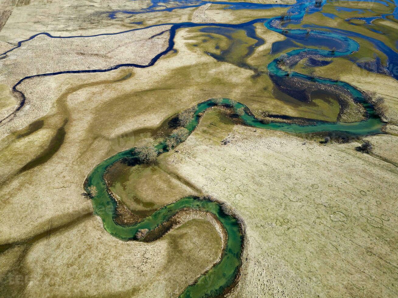aéreo zangão Visão do a surpreendente lindo serpentina rio. vibrante cores e lindo panorama. fundo e texturas. natureza e lindo cenário. foto