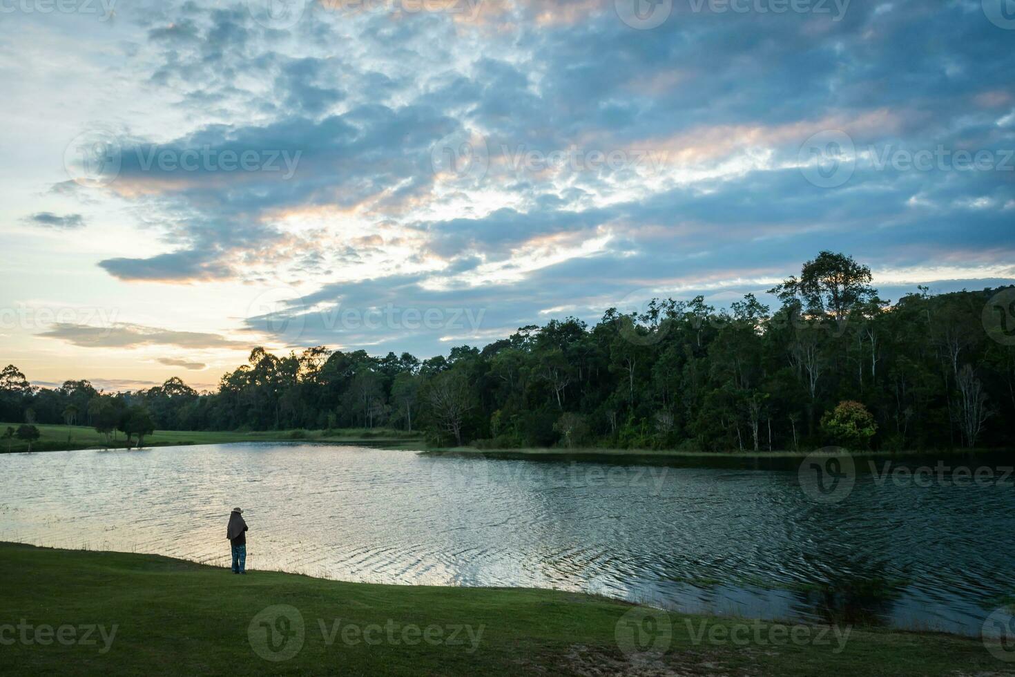 panorama do céu pôr do sol e reflexão do água foto