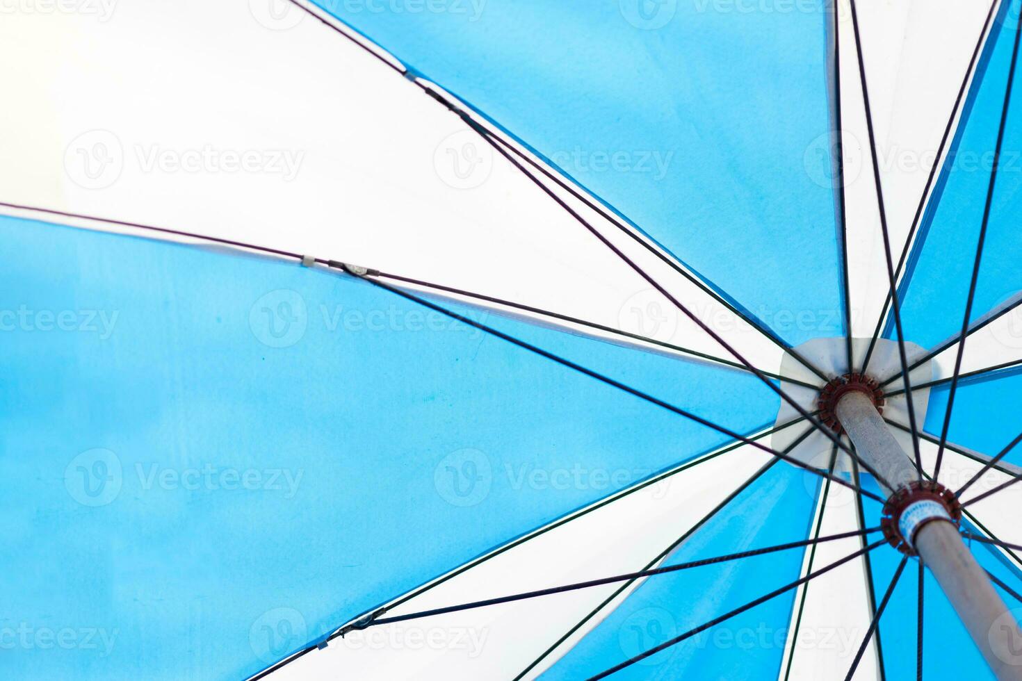 ângulo Visão do azul guarda-chuva debaixo luz do sol, verão estação foto