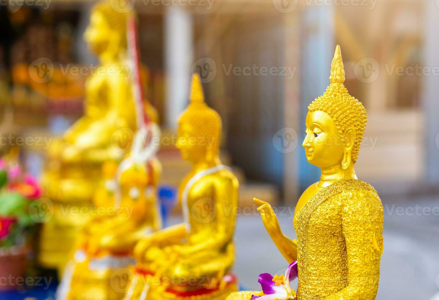 ouro Buda estátua dentro a têmpora foto