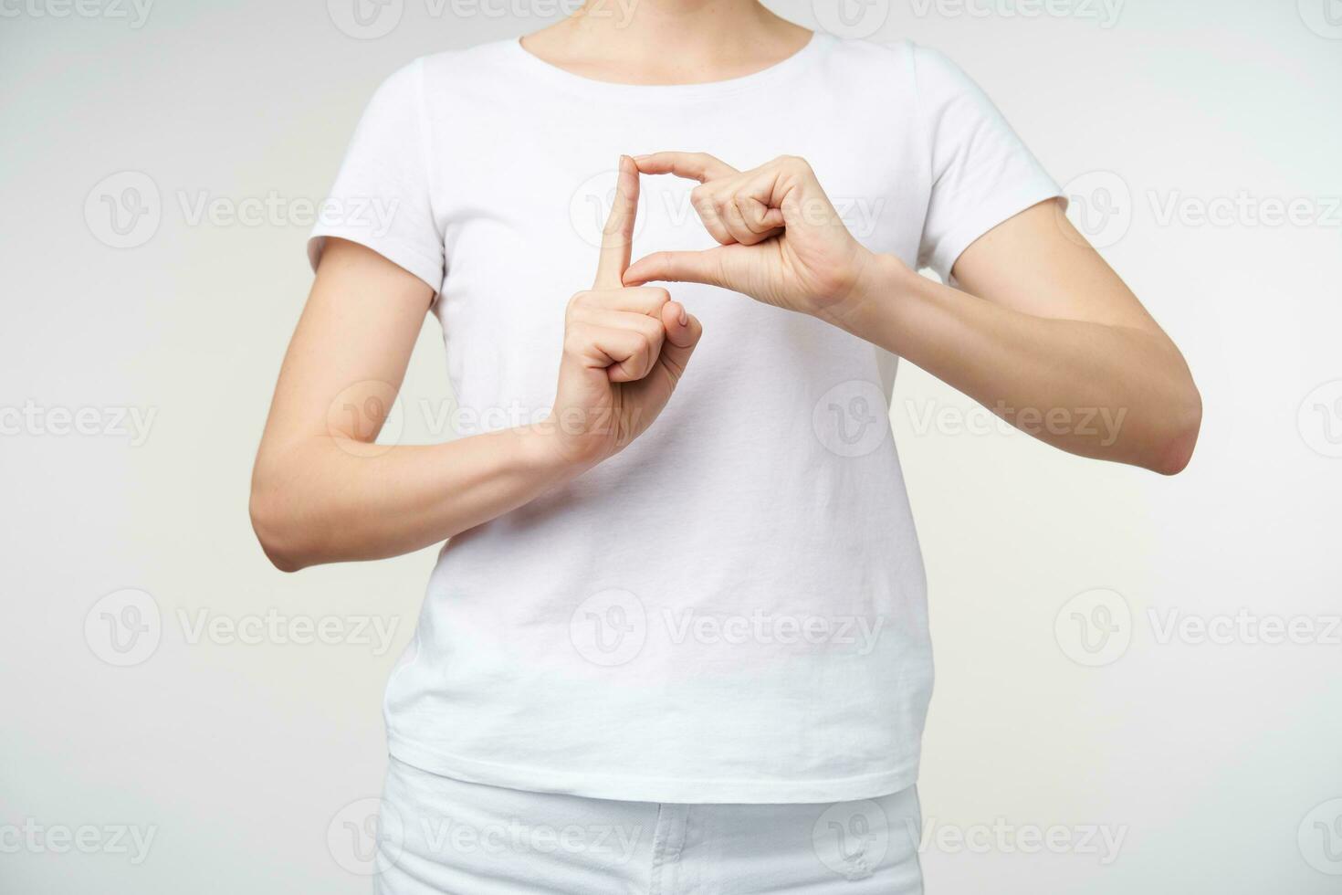 horizontal tiro do jovem mulher mãos ser elevado enquanto expressando pensamentos sem palavras, mostrando palavra em placa linguagem, isolado sobre branco fundo foto