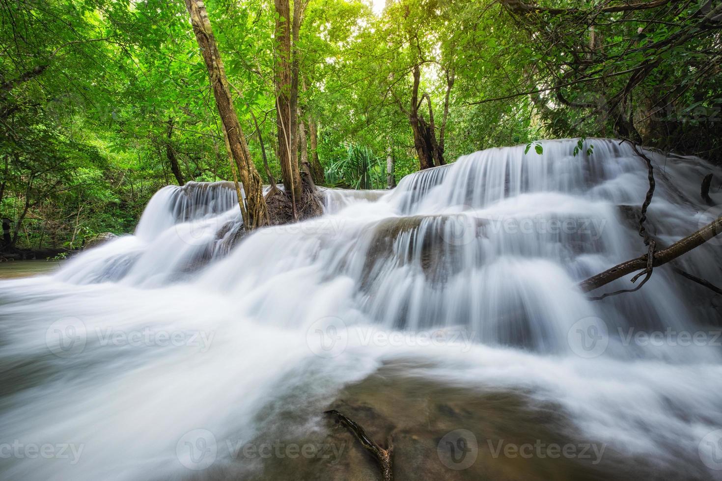 bela cachoeira huay mae khamin na floresta tropical foto