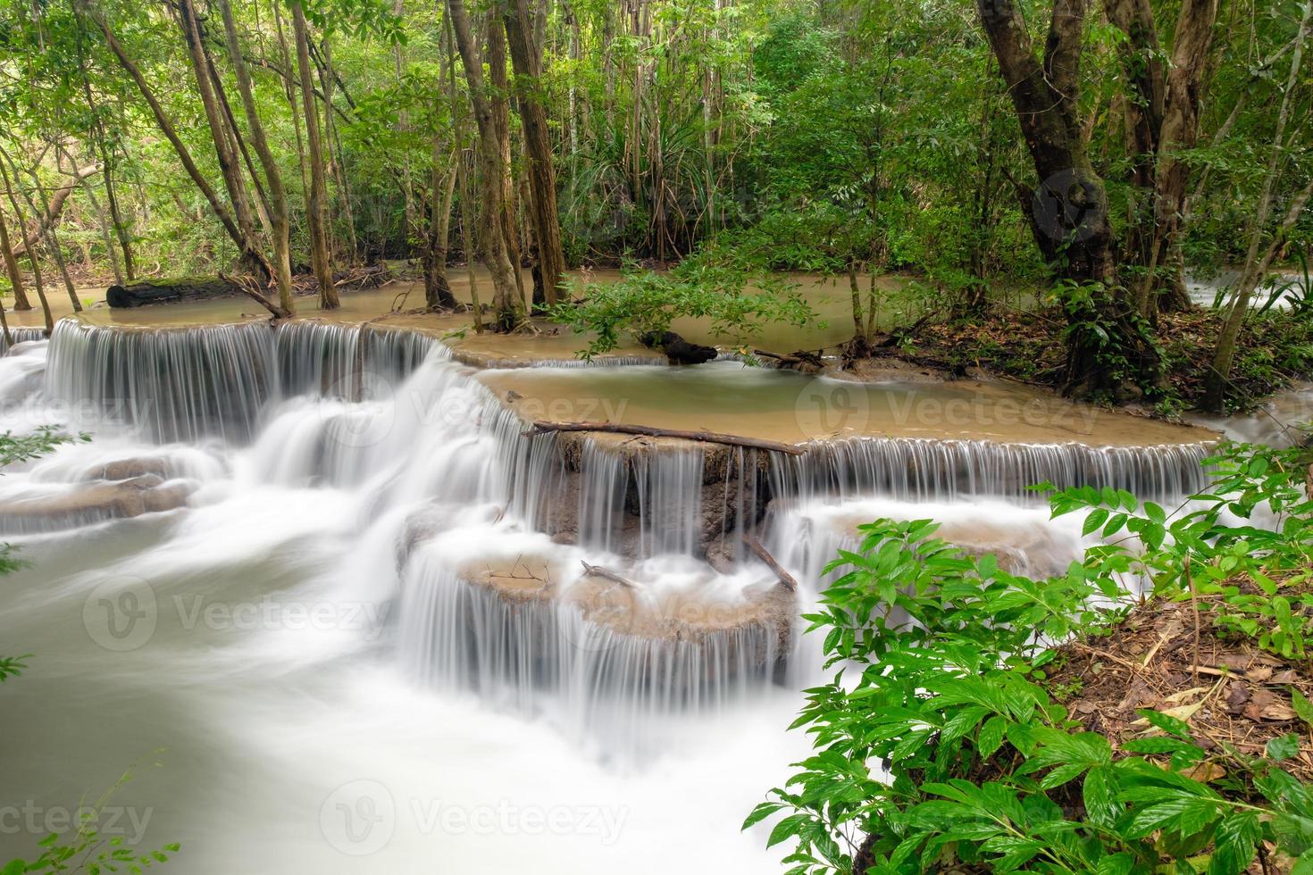 bela cachoeira huay mae khamin na floresta tropical foto