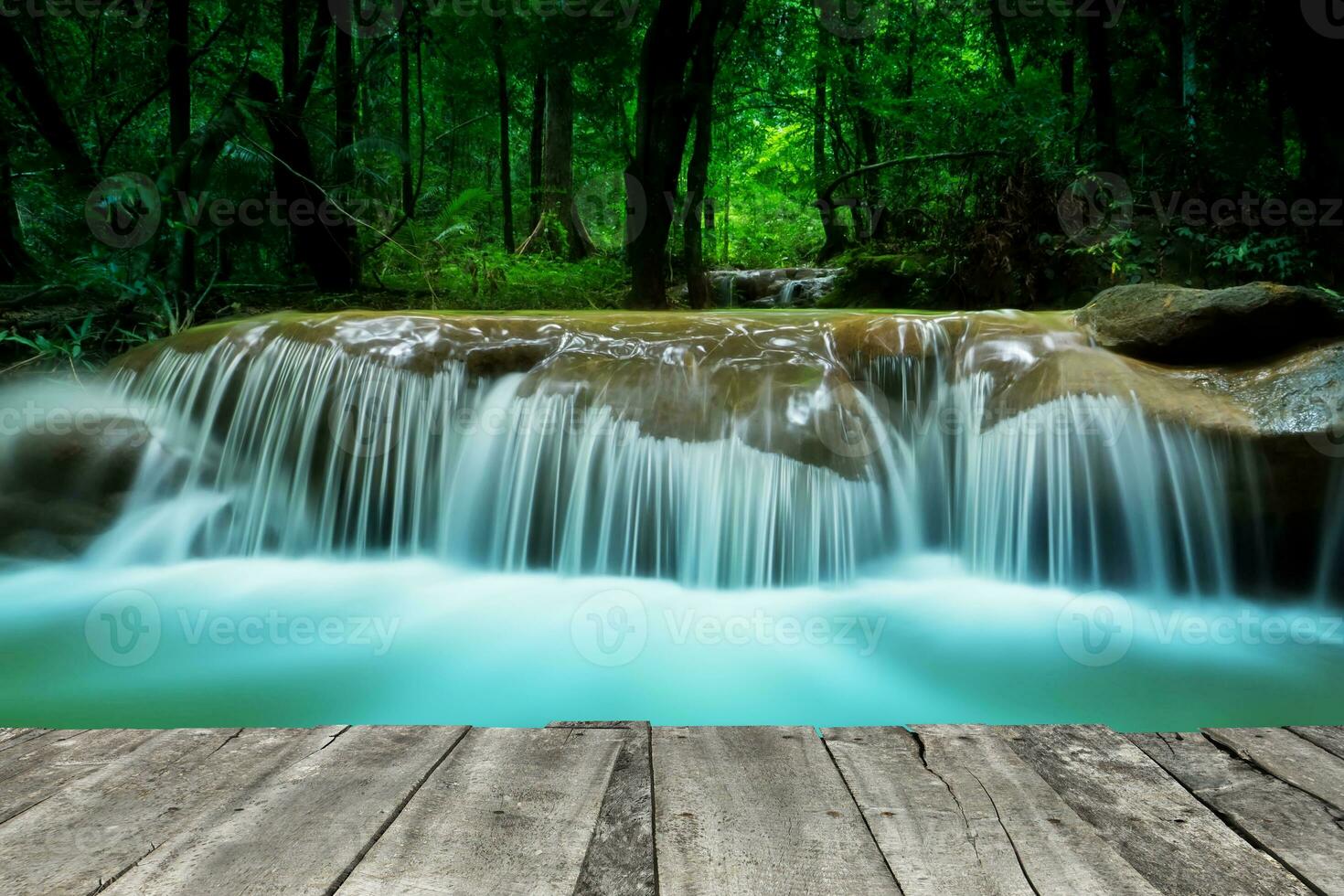 movimento água às pequeno cascata dentro a floresta. foto