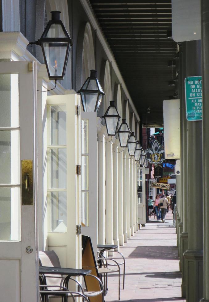 Bourbon Street no French Quarter em Nova Orleães, Louisiana foto